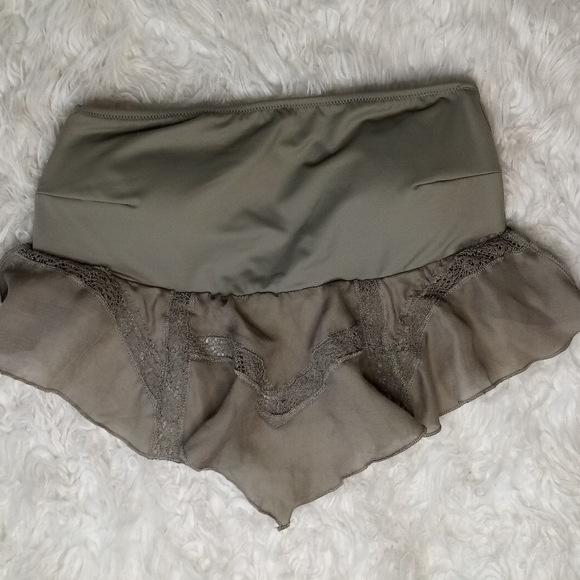 New Victoria’s Secret Flounce Bikini Top Size XS - Picture 3 of 7